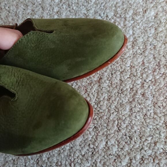Charleston Shoe Co Suede Ballet ankle closure Flat in green Size 8 - Picture 8 of 12